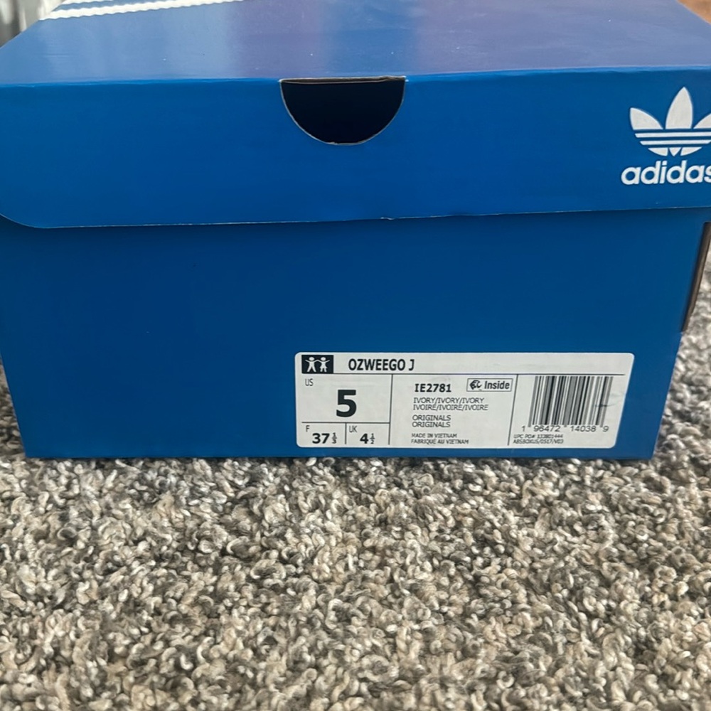 Authentic Adidas Ozweego color Ivory Orginals size youth 5